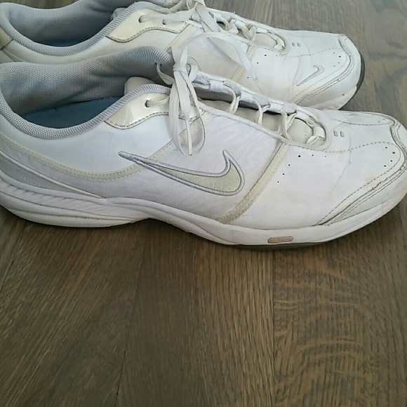 Nike tennis shoes 9.5 - Picture 2 of 4